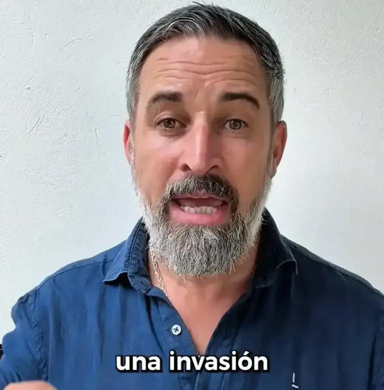 FOTOGRAFÍA. MADRID (ESPAÑA), 30 DE JULIO DE 2026. Declaraciones del presidente de VOX y de Patriots of Europe, Santiago Abascal Conde, sobre la invasión migratoria marroquí de Ceuta, iniciada desde ayer, miércoles 29 de julio de 2026. "[El presidente del Gobierno de España y secretario general del Partido Socialista (PSOE)], Pedro Sánchez Pérez-Castejón, con su regularización masiva, ha provocado una invasión de nuestra frontera que hoy están viviendo en primer lugar los españoles de Ceuta". Lasvocesdelpueblo (Ñ Pueblo)