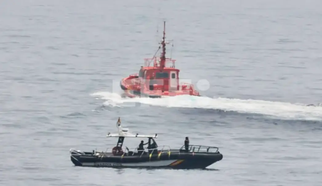 FOTOGRAFÍA. CEUTA (ESPAÑA) 28 DE JULIO DE 2026. Embarcaciones de la Guardia Civil y Salvamento Marítimo patrullan en la playa del Tarajal vigilando la zona para evitar la llegada de inmigrantes ilegales a nado a Ceuta desde Marruecos. Ceuta ha vuelto a vivir una madrugada de máxima presión migratoria, agravada por la falta de visibilidad en algunas zonas del mar por la niebla, lo que ha provocado el acceso de más de 70 inmigrantes ilegales de distintas nacionalidades, mientras que Marruecos ha conseguido frenar a más de 200 ilegales más. Efe