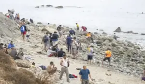 FOTOGRAFÍA. PASO FRONTERIZO BAB SEBTA (FNIDEQ) MARRUECOS, 31 DE JULIO DE 2026.Más de 50.000 marroquíes llegaron a Ceuta, la mita ya ha retornado a Marruecos. Varios grupos de invasores marroquíes de Ceuta (España) que regresaron de esta Ciudad Autónoma de Ceuta (España), tras el caos de la invasión marroquí, se reúnen en el paso fronterizo de Bab Sebta, cerca de Fnideq (Marruecos). Efe