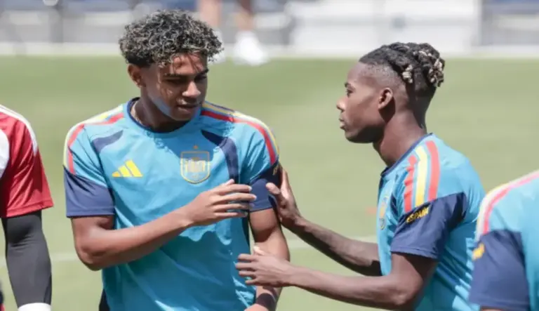 FOTOGRAFÍA. LOS ÁNGELES (ESTADO DE CALIFORNIA) ESTADOS UNIDOS DE AMÉRICA, EEUU, 09 DE JULIO DE 2026. Claves Día 30 Mundial 2026: prueba de fuego para España y temible Francia. Los jugadores Nico Williams (d) y Lamine Yamal durante un entrenamiento de la selección española de fútbol, este jueves en Los Ángeles, en la víspera del partido de cuartos de final del Mundial 2026 que le enfrenta a Bélgica. Efe