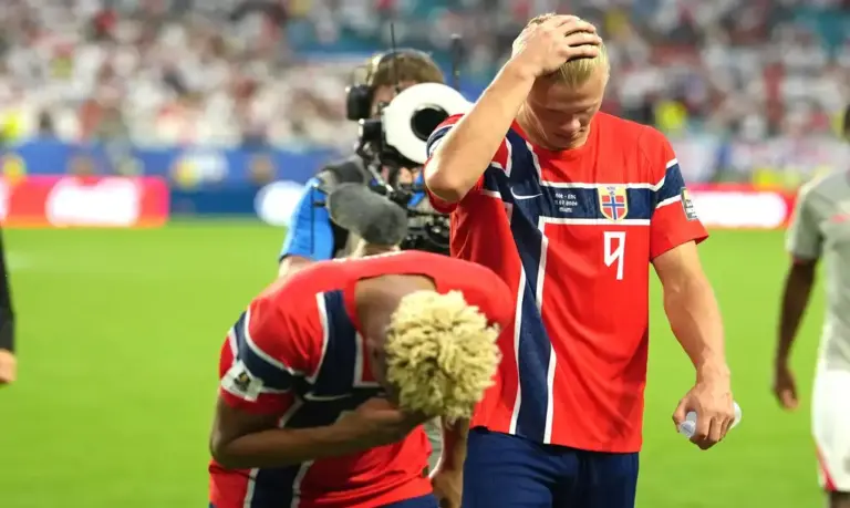 FOTOGRAFÍA. MIAMI (ESTADO DE FLORIDA) ESTADOS UNIDOS DE AMÉRICA, EEUU, 11 DE JULIO DE 2026. Claves Día 32 Mundial: Ningún pico en el latido del balón y polémica con Argentina. El jugador noruego Erling Braut Haaland (Erling Haaland) (d) al finalizar el partido de cuartos de final del Mundial de la FIFA 2026 entre Noruega e Inglaterra en el estadio Hard Rock en Miami (Estados Unidos). Efe