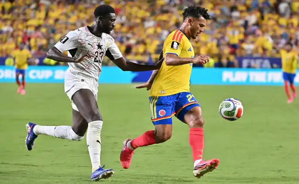KANSA CITY (ESTADOS UNIDOS DE AMÉRICA, EEUU), 03 DE JULIO DE 2026. Colombia se clasifica para los octavos ante Ghana 1-0. Derrick Luckassen, de Ghana, persigue al colombiano Luis Suárez en el partido jugado en Kansas City. Efe