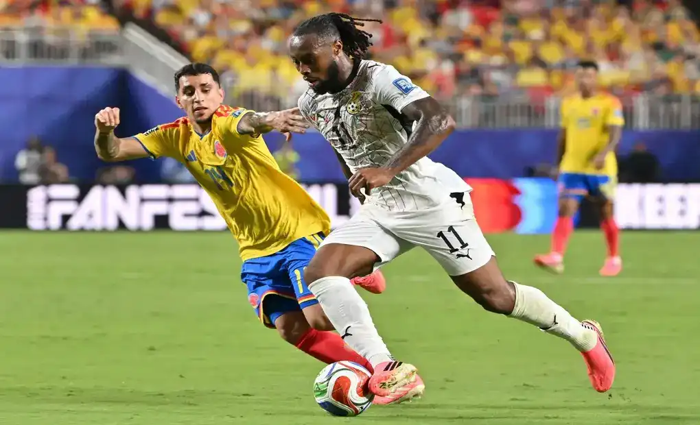 KANSA CITY (ESTADOS UNIDOS DE AMÉRICA, EEUU), 03 DE JULIO DE 2026. Colombia se clasifica para los octavos ante Ghana 1-0. Gustavo Puerta, de Colombia, marca a Antoine Semenyo, de Ghana, en el partido de dieciseisavos en Kansas City. Efe