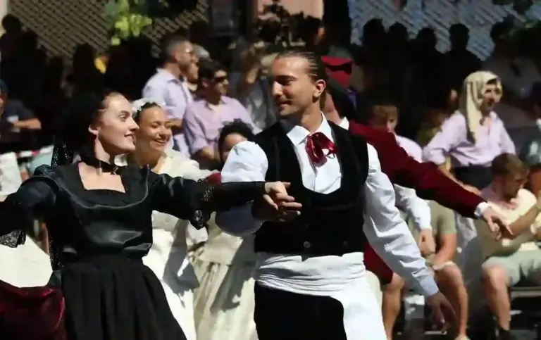 FOTOGRAFÍA. TERRASSA (BARCELONA) CATALUÑA (ESPAÑA), 05 DE JULIO DE 2026. Continúa la ola de calor y predominio de la estabilidad este martes. Los concejales de VOX, Alicia Tomás Martínez, Daniel Pinto Bausela y Mireya Navarro Andreu, comparecido esta mañana en la Festa Major 2026 de Terrassa con un mensaje contundente, dirigido a los "cuatro energúmenos, que se escudan bajo la Cultura Popular", y pretenden excluir de la ciudad a "miles y miles" de vecinos votantes de la tercera fuerza política en el Ayuntamiento de la ciudad. "Os Tenemos Bailando", dice la pancarta desplegada por VOX. Entre las autoridades, el portavoz del Grupo Parlamentario de VOX en el Parlamento de Cataluña y presidente provincial en Barcelona, Joan garriga Doménech. Lasvocesdelpueblo (Ñ Pueblo)