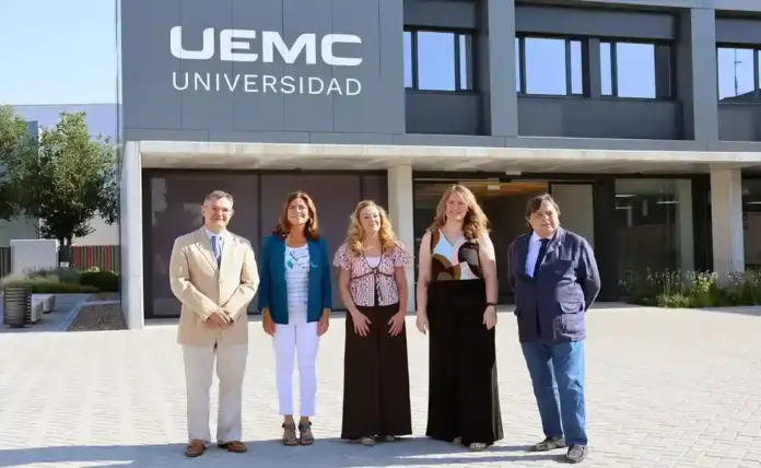 Curso Verano Sueo UEMC FOTOGRAFÍA. VALLADOLID (CASTILLA Y LEÓN) ESPAÑA , 09 DE JULIO DE 2026. Así se combate el insomnio: menos pantallas, menos pastillas y más hábitos saludables, según expertos en la UEMC. El Curso de Verano 'Sueño, salud y bienestar' concluye en Valladolid defendiendo un abordaje personalizado que combine cambios de hábitos, terapia psicológica y tratamiento farmacológico cuando sea necesaria. De izq. a dcha.: Carlos Roncero; Beatriz Vielba Dueñas; Alicia Fernández Parra (moderadora); Ada María González González; y Cecilio Álamo González. Lasvocesdelpueblo (Ñ Pueblo)