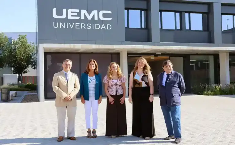 FOTOGRAFÍA. VALLADOLID (CASTILLA Y LEÓN) ESPAÑA , 09 DE JULIO DE 2026. Así se combate el insomnio: menos pantallas, menos pastillas y más hábitos saludables, según expertos en la UEMC. El Curso de Verano 'Sueño, salud y bienestar' concluye en Valladolid defendiendo un abordaje personalizado que combine cambios de hábitos, terapia psicológica y tratamiento farmacológico cuando sea necesaria. De izq. a dcha.: Carlos Roncero; Beatriz Vielba Dueñas; Alicia Fernández Parra (moderadora); Ada María González González; y Cecilio Álamo González. Lasvocesdelpueblo (Ñ Pueblo)