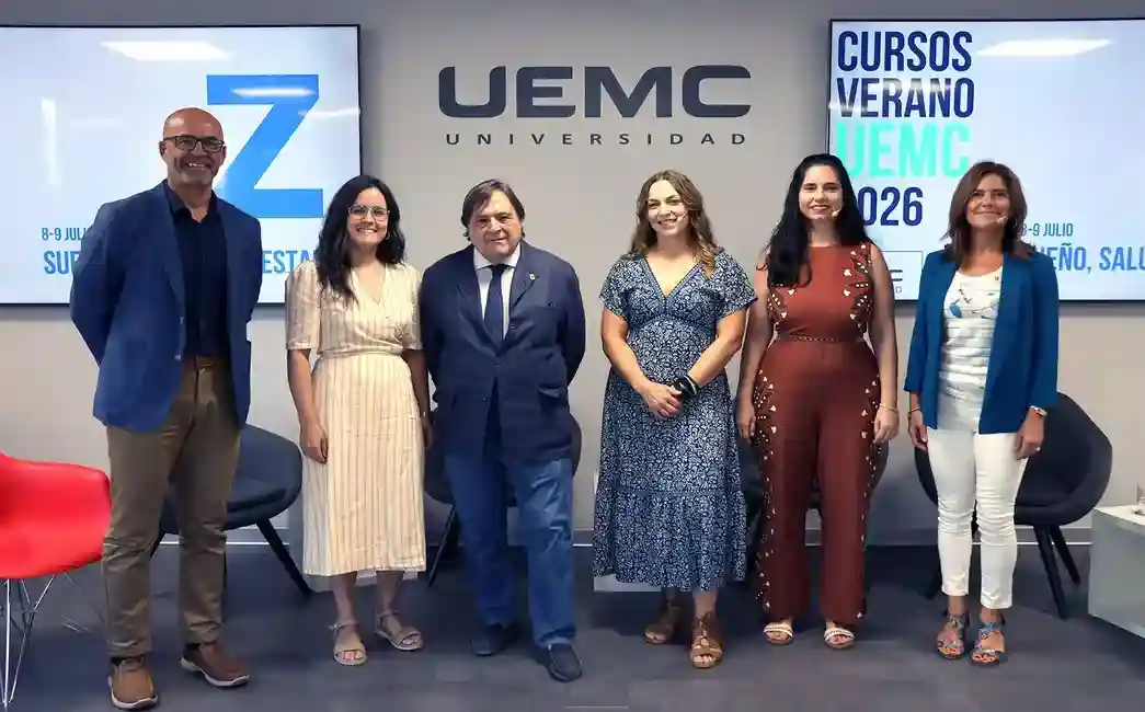FOTOGRAFÍA. VALLADOLID (CASTILLA Y LEÓN) ESPAÑA , 09 DE JULIO DE 2026. Así se combate el insomnio: menos pantallas, menos pastillas y más hábitos saludables, según expertos en la UEMC. El Curso de Verano 'Sueño, salud y bienestar' concluye en Valladolid defendiendo un abordaje personalizado que combine cambios de hábitos, terapia psicológica y tratamiento farmacológico cuando sea necesaria. De izq. a dcha.: David Cortejoso Mozo; Alba Abia Heras; Cecilio Álamo González; Sandra Antón San Atanasio; Olga Isabel Fernández Rodríguez; y Beatriz Vielba Dueñas. Lasvocesdelpueblo (Ñ Pueblo)