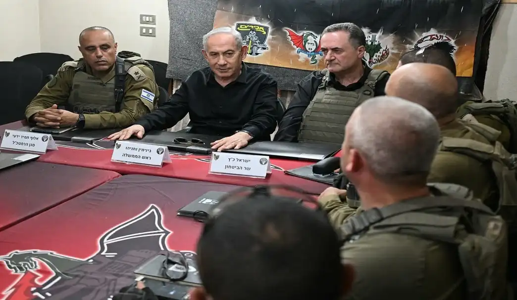 FOTOGRAFÍA. SUR DEL LÍBANO (LÍBANO), 30 DE JUNIO DE 2026. Demostración de fuerza de Netanyahu con una visita en el Líbano. El primer ministro de Israel, "Bibi" Benjamin Netanyahu; el ministro de Defensa, Israel Katz; y el subjefe del Estado Mayor, el general de división Tamir Yadai; junto al primer ministro de Israel en la visita al Líbano, estaban el Jefe del Consejo de Seguridad Nacional, Shmuel Ben Ezra; y el Secretario Militar del Primer Ministro, el Mayor General Guy Markizeno, registrados hoy durante una visita en la zona pacificada por el Estado de israel en el sur del Líbano. Lasvocesdelpueblo (Ñ Pueblo)