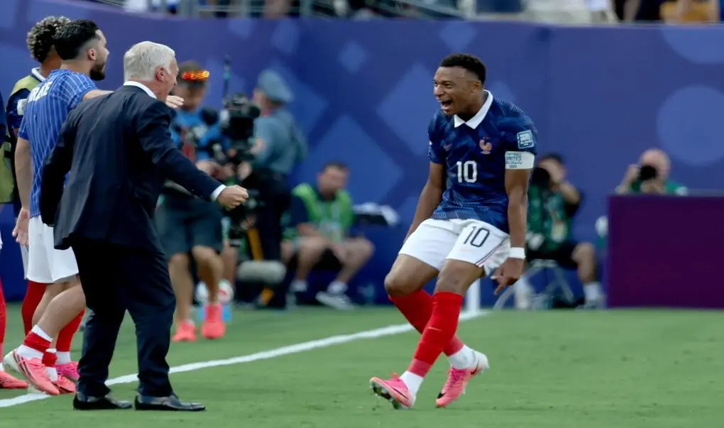 FOTOGRAFÍA. EAST RUTHERFORD (ESTADO DE NUEVA JERSEY) ESTADOS UNIDOS DE AMÉRICA, EEUU, 30 DE JUNIO DE 2026. Deschamps: Cuando Mbappé tiene el balón es maravilloso (1). Kylian Mbappé, de Francia (d), celebra con su seleccionador, Didier Deschamps, tras marcar el gol del 1-0 durante el partido de dieciseisavos de final del Mundial de la FIFA 2026 entre Francia y Suecia, en East Rutherford, Nueva Jersey (EE.UU.). Efe