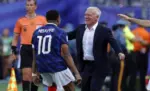 FOTOGRAFÍA. EAST RUTHERFORD (ESTADO DE NUEVA JERSEY) ESTADOS UNIDOS DE AMÉRICA, EEUU, 30 DE JUNIO DE 2026. Deschamps: Cuando Mbappé tiene el balón es maravilloso (1). Kylian Mbappé, de Francia (i), celebra con su seleccionador, Didier Deschamps, tras marcar el gol del 1-0 durante el partido de dieciseisavos de final del Mundial de la FIFA 2026 entre Francia y Suecia, en East Rutherford, Nueva Jersey (EE.UU.). Efe