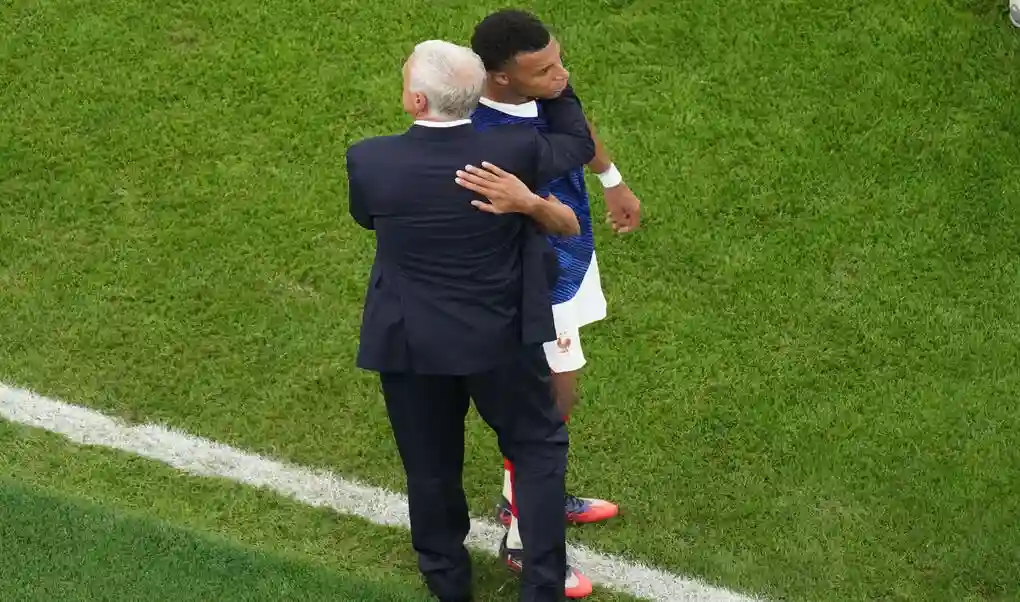 FOTOGRAFÍA. ARLINGTON (ESTADO DE TEXAS) ESTADOS UNIDOS DE AMÉRICA, EEUU, 14 DE JULIO DE 2026. Deschamps: Sabíamos que España defiende bien. El seleccionador de Francia Didier Claude Deschamps (Didier Deschamps) (i) abraza a Kylian Mbappé Lottin (Kylian Mbappe) este martes, en el partido de semifinales del Mundial de la FIFA 2026 entre Francia y España en el estadio AT&T en Arlington (Estado de Texas) Estados Unidos de América, EEUU. Efe