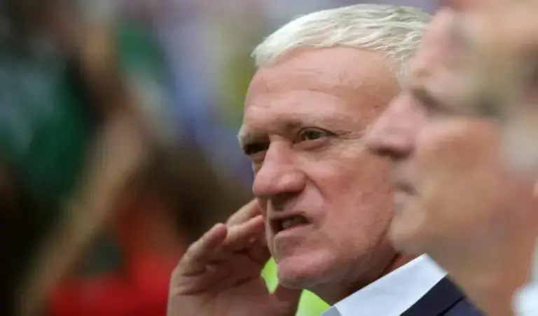 FOTOGRAFÍA. MIAMI (ESTADOS UNIDOS DE AMÉRICA, EEUU, 18 DE JULIO DE 2026. Deschamps, el mejor seleccionador galo abandona 14 años después. Didier Claude Deschamps (Didier Deschamps) — durante el partido Francia-Inglaterra 4-6 por el tercer puesto de la Copa Mundial de la FIFA 2026, disputado en el Hard Rock Stadium de Miami, Estados Unidos de América, EEUU, ante unos 64.478 espectadores— abandona el banquillo de la selección francesa con una nota negativa que no oculta que, en sus 14 años al frente del equipo, ha forjado un palmarés que le definen como el mejor seleccionador galo de todos los tiempos. Efe