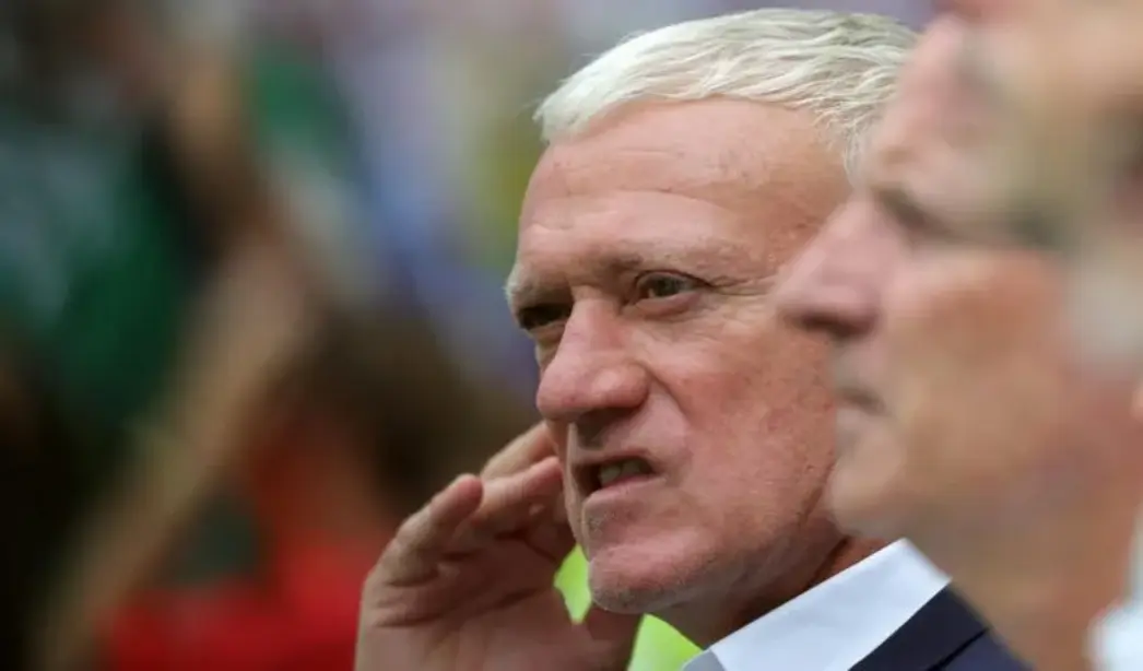 FOTOGRAFÍA. MIAMI (ESTADOS UNIDOS DE AMÉRICA, EEUU, 18 DE JULIO DE 2026. Deschamps, el mejor seleccionador galo abandona 14 años después. Didier Claude Deschamps (Didier Deschamps) — durante el partido Francia-Inglaterra 4-6 por el tercer puesto de la Copa Mundial de la FIFA 2026, disputado en el Hard Rock Stadium de Miami, Estados Unidos de América, EEUU, ante unos 64.478 espectadores— abandona el banquillo de la selección francesa con una nota negativa que no oculta que, en sus 14 años al frente del equipo, ha forjado un palmarés que le definen como el mejor seleccionador galo de todos los tiempos. Efe