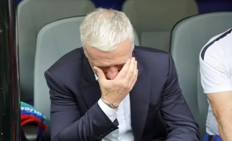 FOTOGRAFÍA. MIAMI (ESTADOS UNIDOS DE AMÉRICA, EEUU, 18 DE JULIO DE 2026. Deschamps, el mejor seleccionador galo abandona 14 años después. Didier Claude Deschamps (Didier Deschamps) — durante el partido Francia-Inglaterra 4-6 por el tercer puesto de la Copa Mundial de la FIFA 2026, disputado en el Hard Rock Stadium de Miami, Estados Unidos de América, EEUU, ante unos 64.478 espectadores— abandona el banquillo de la selección francesa con una nota negativa que no oculta que, en sus 14 años al frente del equipo, ha forjado un palmarés que le definen como el mejor seleccionador galo de todos los tiempos. Efe