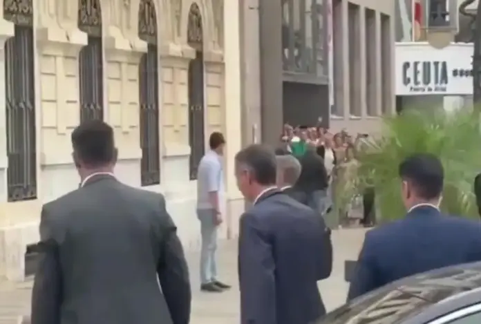 Descomunales abucheos y pitada contra Pedro Sánchez en Ceuta, invasión de Ceuta (1) FOTOGRAFÍA. CEUTA (ESPAÑA), 31 DE JULIO DE 2026. En las puertas del Palacio de la Asamblea de la Ciudad Autónoma de Ceuta (España) se ha registrado este viernes unos descomunales abucheos y pitada contra el presidente del Gobierno de España y secretario general del Partido Socialista (PSOE), Pedro Sánchez Pérez-Castejón, y su ministro del Interior, Fernando Grande-Marlaska Gómez, por parte de los compatriotas ceutíes, muy noqueados por las fracasadas políticas migratorias del régimen de Sánchez; una regularización masiva de más de 1.000.000 de ilegales, cuyas consecuencias deben pagar los ceutíes: invasión de más más de 50.000 marroquíes, según datos oficiales, desde el miércoles hasta este viernes. Lasvocesdelpueblo (Ñ Pueblo)
