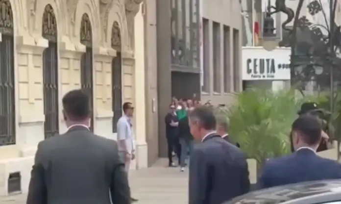 FOTOGRAFÍA. CEUTA (ESPAÑA), 31 DE JULIO DE 2026. En las puertas del Palacio de la Asamblea de la Ciudad Autónoma de Ceuta (España) se ha registrado este viernes unos descomunales abucheos y pitada contra el presidente del Gobierno de España y secretario general del Partido Socialista (PSOE), Pedro Sánchez Pérez-Castejón, y su ministro del Interior, Fernando Grande-Marlaska Gómez, por parte de los compatriotas ceutíes, muy noqueados por las fracasadas políticas migratorias del régimen de Sánchez; una regularización masiva de más de 1.000.000 de ilegales, cuyas consecuencias deben pagar los ceutíes: invasión de más más de 50.000 marroquíes, según datos oficiales, desde el miércoles hasta este viernes. Lasvocesdelpueblo (Ñ Pueblo)
