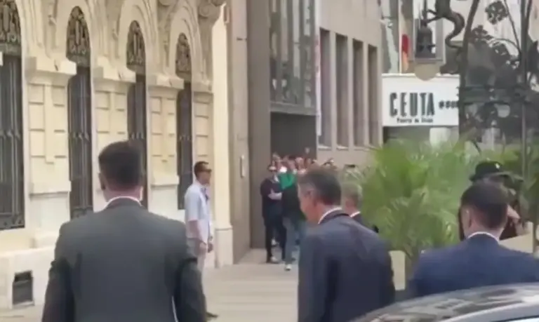 FOTOGRAFÍA. CEUTA (ESPAÑA), 31 DE JULIO DE 2026. En las puertas del Palacio de la Asamblea de la Ciudad Autónoma de Ceuta (España) se ha registrado este viernes unos descomunales abucheos y pitada contra el presidente del Gobierno de España y secretario general del Partido Socialista (PSOE), Pedro Sánchez Pérez-Castejón, y su ministro del Interior, Fernando Grande-Marlaska Gómez, por parte de los compatriotas ceutíes, muy noqueados por las fracasadas políticas migratorias del régimen de Sánchez; una regularización masiva de más de 1.000.000 de ilegales, cuyas consecuencias deben pagar los ceutíes: invasión de más más de 50.000 marroquíes, según datos oficiales, desde el miércoles hasta este viernes. Lasvocesdelpueblo (Ñ Pueblo)