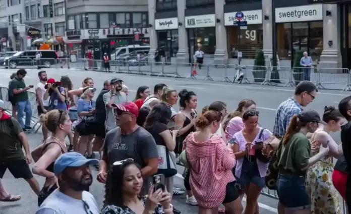 Devotos seguidores de Taylor Swift soportan temperaturas de 40 °C FOTOGRAFÍA. NUEVA YORK (ESTADOS UNIDOS DE AMÉRICA, EEUU, 03 DE JULIO DE 2026. Devotos seguidores de Taylor Swift soportan temperaturas de 40 °C. Los fans de Taylor Alison Swift (Taylor Swift) celebran frente al Madison Square Garden antes de la boda de Taylor Swift y Travis Micheal Kelce (Travis Kelce) en Nueva York, Nueva York, Estados Unidos de América, EEUU. Efe