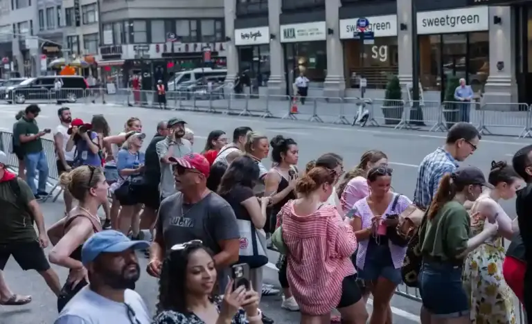 FOTOGRAFÍA. NUEVA YORK (ESTADOS UNIDOS DE AMÉRICA, EEUU, 03 DE JULIO DE 2026. Devotos seguidores de Taylor Swift soportan temperaturas de 40 °C. Los fans de Taylor Alison Swift (Taylor Swift) celebran frente al Madison Square Garden antes de la boda de Taylor Swift y Travis Micheal Kelce (Travis Kelce) en Nueva York, Nueva York, Estados Unidos de América, EEUU. Efe
