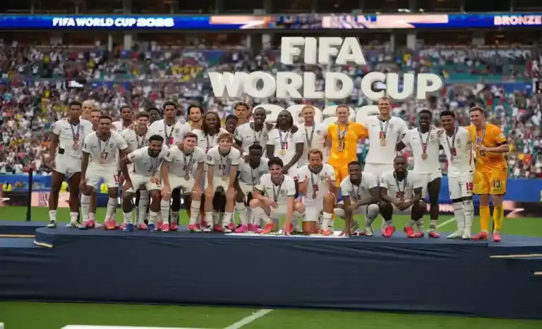 FOTOGRAFÍA. MIAMI (ESTADOS UNIDOS DE AMÉRICA, EEUU, 18 DE JULIO DE 2026. Día 39 Mundial: Anillos para ganadores España-Argentina y Olise supera a Pelé. Jugadores de Inglaterra posan con la medalla del tercer lugar este sábado, luego de enfrentar a Francia en el Mundial de la FIFA 2026 en el estadio Hard Rock en Miami (Estados Unidos de América, EEUU). Efe