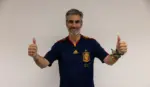 FOTOGRAFÍA. BARCELONA (CATALUÑA) ESPAÑA, 15 DE JULIO DE 2026. Pantalla gigante final Mundial 2026 en calle Martí i Franquès de Les Corts, gracias a VOX. El presidente del Grupo Municipal de VOX en el Ayuntamiento de Barcelona, Gonzalo de Oro-Pulido Plaza, luce una camiseta de la selección española de fútbol. Lasvocesdelpueblo (Ñ Pueblo)