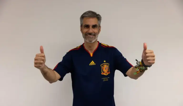 FOTOGRAFÍA. BARCELONA (CATALUÑA) ESPAÑA, 15 DE JULIO DE 2026. Pantalla gigante final Mundial 2026 en calle Martí i Franquès de Les Corts, gracias a VOX. El presidente del Grupo Municipal de VOX en el Ayuntamiento de Barcelona, Gonzalo de Oro-Pulido Plaza, luce una camiseta de la selección española de fútbol. Lasvocesdelpueblo (Ñ Pueblo)