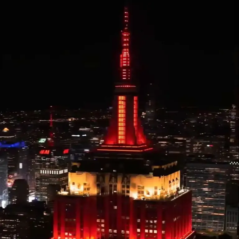 FOTOGRAFÍA. NUEVA YORK (ESTADOS UNIDOS DE AMÉRICA, EEUU, 19 DE JULIO DE 2026. EEUU: El rascacielos Empire State Building luce colores de España, campeona del mundo 2026 ante Argentina. Captura de video tomado de la cuenta oficial en X @EmpireStateBldg del emblemático edificio Empire State. @EmpireStateBldg/Efe