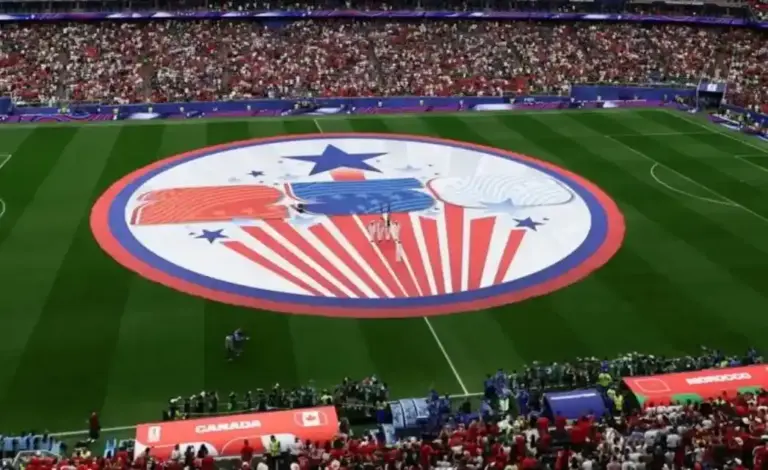 FOTOGRAFÍA. HOUSTON (ESTADOS UNIDOS DE AMÉRICA, EEUU), 04 DE JULIO DE 2026. EEUU celebra el 250 Aniversario de su independencia. Lona especial en el campo del NRG Stadium de Houston en los prolegómenos del duelo de octavos de final del Mundial entre Canadá y Marruecos. Efe
