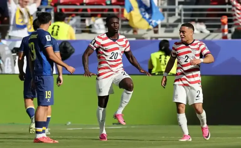 FOTOGRAFÍA. SAN FRANCISCO (ESTADO DE CALIFORNIA) ESTADOS UNIDOS DE AMÉRICA EEUU, 01 DE JULIO DE 2026. EEUU sella el billete para los octavos ante Bosnia y Herzegovina 2-0. Folarin Balogun (c) celebró el primer gol de Estados Unidos a lo LeBron James, en el partido de dieciseisavos de final ante Bosnia y Herzegovina. Efe