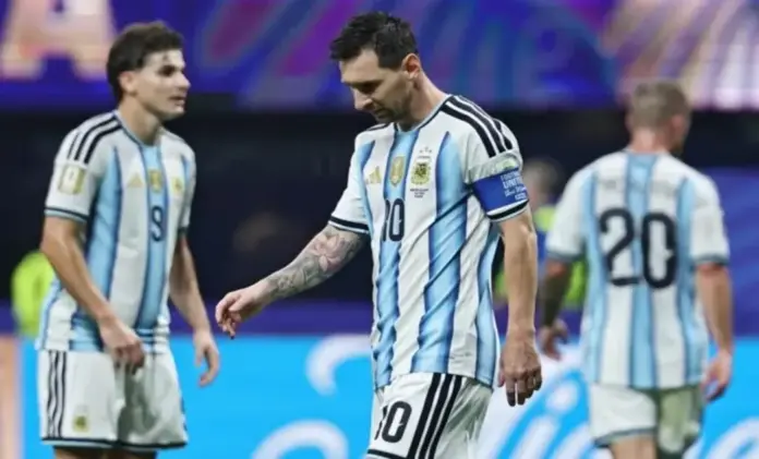 Egipto vence a Argentina en la primera parte 0-1, Messi FOTOGRAFÍA. ATLANTA (ESTADOS UNIDOS DE AMÉRICA, EEUU), 07 DE JULIO DE 2026. Egipto vence a Argentina en la primera parte 0-1 . El delantero argentino Lionel Messi se lamenta durante el partido de octavos de final entre Argentina y Egipto en Atlanta, USA. Efe