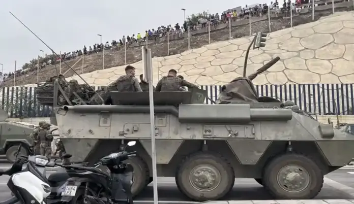 FOTOGRAFÍA. CIUDAD AUTÓNOMA DE CEUTA (ESPAÑA), 31 DE JULIO DE 2026. Invasión marroquí de ceuta (España). El Ejército español desplegado en la frontera del Tarajal (Castillejos) con Ceuta (España) ante la atenta mirada de los inmigrantes ilegales marroquíes este viernes, 31 de julio de 2026, tercer día de la invasión marroquí de Ceuta, más de 50.000 invasores, según datos de fuentes gubernamentales españolas este viernes en rueda de prensa cuando se siga registrando nuevos asaltos. El Gobierno de España dice que al menos la mitad de los 50.000 invasores ya ha retornado voluntariamente a Castillejos (Marruecos) al tiempo que anuncia reforma de la Ley de Extranjería, sin contar con los votos suficientes para lograr su aprobación, para poder hacer las repatriación masivas de ilegales; el mismo Ejecutivo del socialista y migracionista Pedro Sánchez Pérez-Castejón que tiene en la actualidad un proceso de regularización masiva de más de 1.000.000 de ilegales en el país desde 2021. Efe