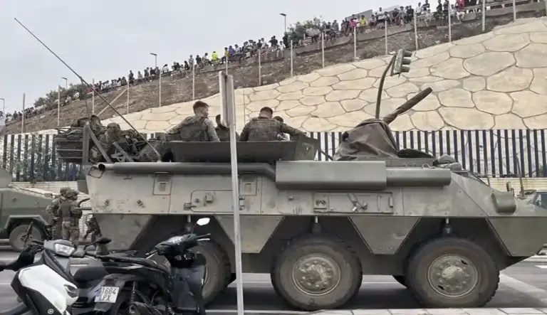 FOTOGRAFÍA. CIUDAD AUTÓNOMA DE CEUTA (ESPAÑA), 31 DE JULIO DE 2026. Invasión marroquí de ceuta (España). El Ejército español desplegado en la frontera del Tarajal (Castillejos) con Ceuta (España) ante la atenta mirada de los inmigrantes ilegales marroquíes este viernes, 31 de julio de 2026, tercer día de la invasión marroquí de Ceuta, más de 50.000 invasores, según datos de fuentes gubernamentales españolas este viernes en rueda de prensa cuando se siga registrando nuevos asaltos. El Gobierno de España dice que al menos la mitad de los 50.000 invasores ya ha retornado voluntariamente a Castillejos (Marruecos) al tiempo que anuncia reforma de la Ley de Extranjería, sin contar con los votos suficientes para lograr su aprobación, para poder hacer las repatriación masivas de ilegales; el mismo Ejecutivo del socialista y migracionista Pedro Sánchez Pérez-Castejón que tiene en la actualidad un proceso de regularización masiva de más de 1.000.000 de ilegales en el país desde 2021. Efe