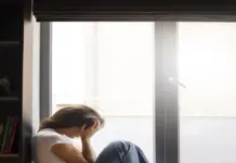 FOTOGRAFÍA. LUGAR Y FECHA RELACIONADOS CON EL CONTENIDO: OVIEDO (ESPAÑA), 22 DE JULIO DE 2026. Retrato de mujer joven con baja autoestima sentada junto a la ventana en casa. El 5,4 % de la población española presenta ideas suicidas, una realidad que afecta con mayor frecuencia a las mujeres, a los menores de 30 años y a las personas en situación de exclusión social, según un informe de la Fundación FOESSA (Fomento de Estudios Sociales y Sociología Aplicada), elaborado por investigadores de la Facultad Padre Ossó y de la Universidad de Oviedo. Imagen creada por Freepik/Magic/Lasvocesdelpueblo (Ñ Pueblo)
