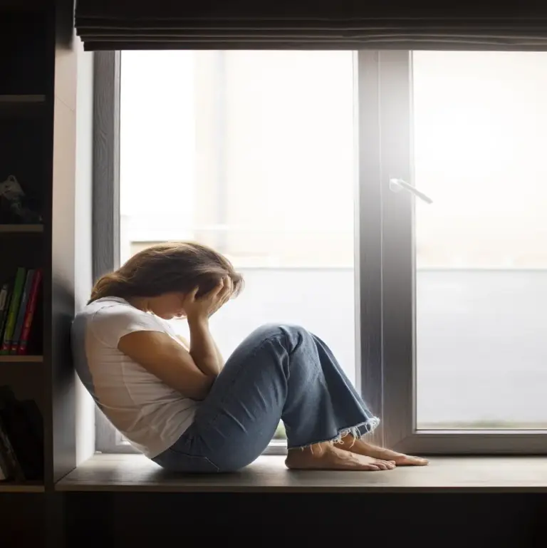 FOTOGRAFÍA. LUGAR Y FECHA RELACIONADOS CON EL CONTENIDO: OVIEDO (ESPAÑA), 22 DE JULIO DE 2026. Retrato de mujer joven con baja autoestima sentada junto a la ventana en casa. El 5,4 % de la población española presenta ideas suicidas, una realidad que afecta con mayor frecuencia a las mujeres, a los menores de 30 años y a las personas en situación de exclusión social, según un informe de la Fundación FOESSA (Fomento de Estudios Sociales y Sociología Aplicada), elaborado por investigadores de la Facultad Padre Ossó y de la Universidad de Oviedo. Imagen creada por Freepik/Magic/Lasvocesdelpueblo (Ñ Pueblo)