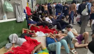 FOTOGRAFÍA. CEUTA (ESPAÑA), 30 DE JULIO DE 2026. La presión migratoria que vive Ceuta continúa agravándose y mantiene al Centro de Estancia Temporal de Inmigrantes (CETI) al límite de su capacidad. Más de 1.000 inmigrantes magrebíes (marroquíes y argelinos) esperan en las inmediaciones de estas instalaciones para poder acceder a un centro que ya se encuentra saturado y que alberga actualmente a unas 800 personas, pese a disponer de 512 plazas. Efe