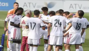 FOTOGRAFÍA. DISTRITO DE HORTALEZA (MADRID) ESPAÑA, 29 DE JULIO DE 2026. El Real Madrid cerrará su pretemporada en Gelsenkirchen (Alemania). El entrenador del Real Madrid, José Mário dos Santos Mourinho Félix (José Mourinho) (2i), conversa con sus jugadores durante una pausa del partido amistoso disputado ante el CD Leganés este martes en el estadio Alfredo di Stefano, en Madrid. Efe
