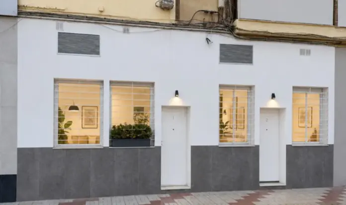 FOTOGRAFÍA. SEVILLA (ESPAÑA), 09 DE JULIO DE 2026. El Tribunal Supremo fija doctrina sobre cambio de uso de local a vivienda. Detalle de una vivienda en Sevilla, Comunidad Autónoma de Andalucía, España. La sentencia dictada al amparo a la Ley de Ordenación de la Edificación (LOE) establece que los proyectos de intervención en edificios existentes para el cambio de uso de comercial a residencial deberán ser redactados por arquitecto. Lasvocesdelpueblo (Ñ Pueblo)