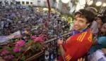 FOTOGRAFÍA. TÁRREGA (LÉRIDA) CATALUÑA (ESPAÑA), 19 DE JULIO DE 2010. El campeón del mundo Capdevila presenciará España-Argentina. El campeón del mundo español Joan Capdevila Méndez (d), durante el homenaje recibido en su pueblo natal, Tárrega (Lérida), este sábado 17 de julio de 2010, tras proclamarse campeón del mundo en Sudáfrica ante Holanda por 0-1 el pasado domingo 11 de julio de 2010. Efe