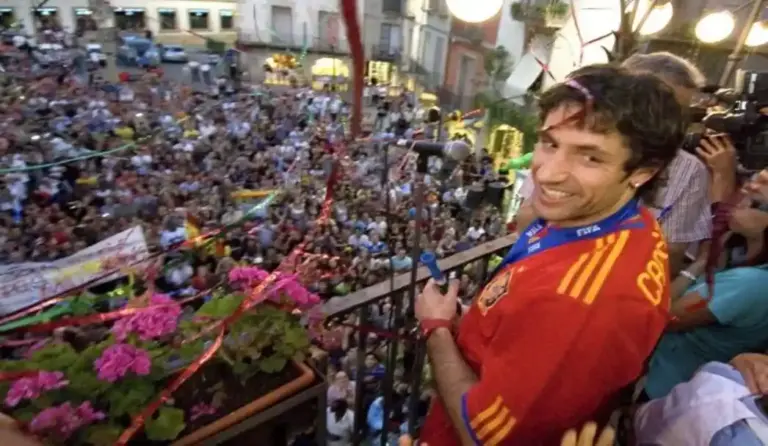 FOTOGRAFÍA. TÁRREGA (LÉRIDA) CATALUÑA (ESPAÑA), 19 DE JULIO DE 2010. El campeón del mundo Capdevila presenciará España-Argentina. El campeón del mundo español Joan Capdevila Méndez (d), durante el homenaje recibido en su pueblo natal, Tárrega (Lérida), este sábado 17 de julio de 2010, tras proclamarse campeón del mundo en Sudáfrica ante Holanda por 0-1 el pasado domingo 11 de julio de 2010. Efe