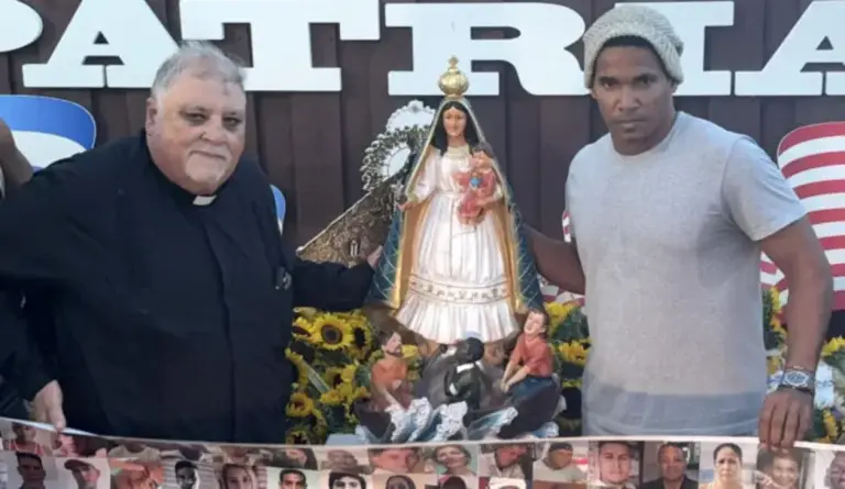 FOTOGRAFÍA. MIAMI (ESTADOS UNIDOS DE AMÉRICA, EEUU, 18 DE JULIO DE 2026. El excarcelado Otero defiende la reconstrucción de Cuba. El artista plástico y opositor cubano Luis Manuel Otero Alcántara (d) y el padre Joaquín Espino visitan la 'Virgen de la Caridad del Cobre, durante un acto de reconstrucción este 18 de julio de 2026, en Miami. Efe