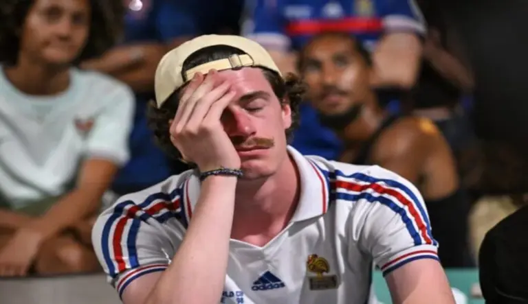FOTOGRAFÍA. PARÍS (ANDALUCÍA) ESPAÑA, 14 DE JULIO DE 2026. El final del sueño de los Bleus ante España. Aficionados franceses en un pub de París, Francia, durante el partido de los semifinales de la copa dle mundo 2026 Francia-España (0-2). Efe
