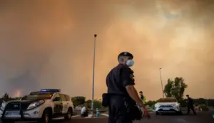 FOTOGRAFÍA. CENICIENTOS (COMUNIDAD DE MADRID) ESPAÑA, 24 DE JULIO DE 2026. El fuego de la Comunidad de Madrid está fuera de control. Vista de la humareda causada por el incendio forestal en Cenicientos, Comunidad de Madrid, España. Efe