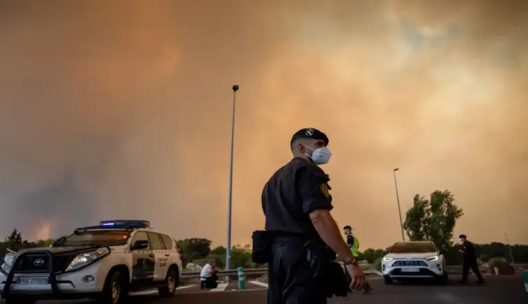FOTOGRAFÍA. CENICIENTOS (COMUNIDAD DE MADRID) ESPAÑA, 24 DE JULIO DE 2026. El fuego de la Comunidad de Madrid está fuera de control. Vista de la humareda causada por el incendio forestal en Cenicientos, Comunidad de Madrid, España. Efe