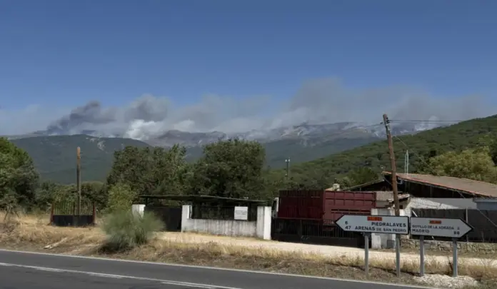 El incendio de Ávila avanza desde el Valle del Alberche hacia el Valle del Tiétar FOTOGRAFÍA. VALLE DEL ALBERCHE (ÁVILA) CASTILLA Y LEÓN) ESPAÑA, 25 DE JULIO DE 2026. El incendio forestal que permanece activo en la provincia de Ávila ha obligado este sábado a ampliar de cuatro a diez el número de municipios evacuados de forma preventiva, ante la evolución del fuego, que ha avanzado desde el Valle del Alberche hacia el Valle del Tiétar. Efe
