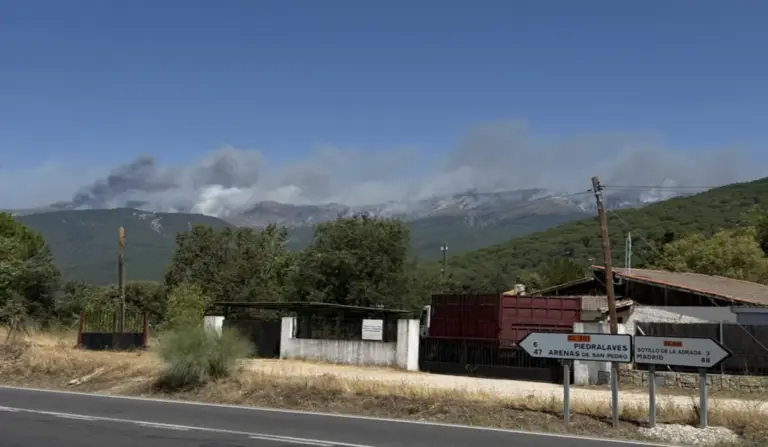 FOTOGRAFÍA. VALLE DEL ALBERCHE (ÁVILA) CASTILLA Y LEÓN) ESPAÑA, 25 DE JULIO DE 2026. El incendio forestal que permanece activo en la provincia de Ávila ha obligado este sábado a ampliar de cuatro a diez el número de municipios evacuados de forma preventiva, ante la evolución del fuego, que ha avanzado desde el Valle del Alberche hacia el Valle del Tiétar. Efe