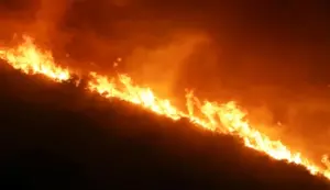 FOTOGRAFÍA. MACIZO DE LES GAVARRES (GERONA) CATALUÑA (ESPAÑA), 03 DE JULIO DE 2026. El incendio forestal que avanza sin control por el macizo de Les Gavarres, en la provincia de Gerona, y que ya ha calcinado más de 750 hectáreas de masa forestal en las inmediaciones de La Bisbal d'Empordà, ha vuelto a poner el foco sobre un fenómeno cada vez más frecuente y preocupante: los incendios de sexta generación, conocidos también como megaincendios. Efe