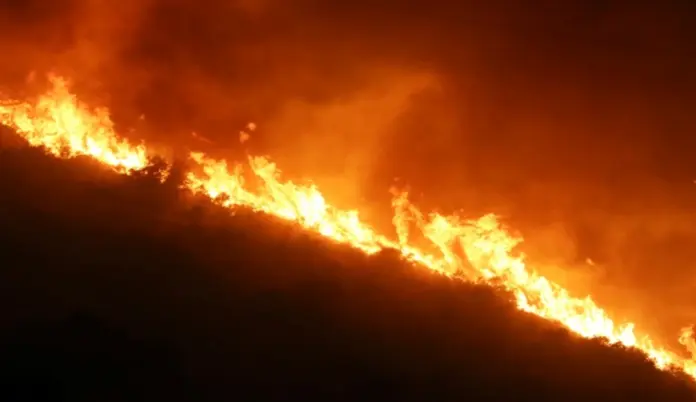 El incendio de Les Gavarres (Gerona) pone el foco sobre megaincendios FOTOGRAFÍA. MACIZO DE LES GAVARRES (GERONA) CATALUÑA (ESPAÑA), 03 DE JULIO DE 2026. El incendio forestal que avanza sin control por el macizo de Les Gavarres, en la provincia de Gerona, y que ya ha calcinado más de 750 hectáreas de masa forestal en las inmediaciones de La Bisbal d'Empordà, ha vuelto a poner el foco sobre un fenómeno cada vez más frecuente y preocupante: los incendios de sexta generación, conocidos también como megaincendios. Efe