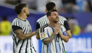 FOTOGRAFÍA. MIAMI (ESTADOS UNIDOS DE AMÉRICA EEUU), 03 DE JULIO DE 2026. Emocionante Argentina-Cabo Verde que se decide en la prórroga 3-2. Lionel Messi, de Argentina, se muestra aliviado al finalizar el partido del Mundial 2026 ante Cabo Verde en el estadio Hard Rock en Miami (Estados Unidos de América, EEUU). Efe