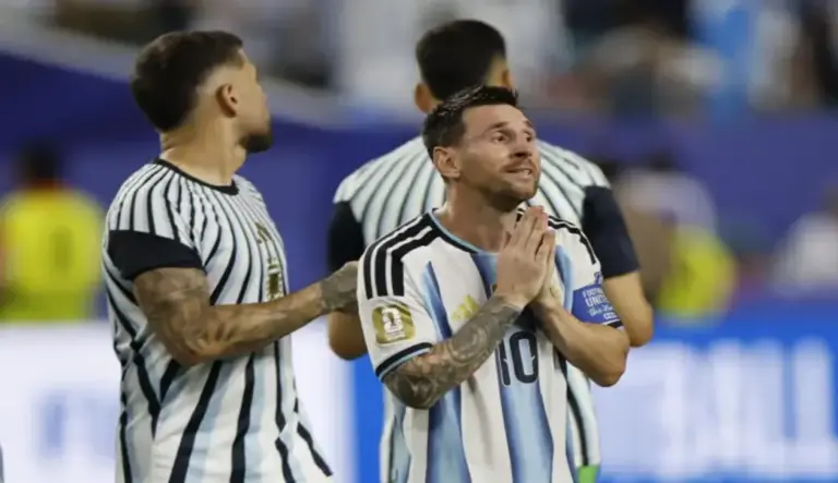 FOTOGRAFÍA. MIAMI (ESTADOS UNIDOS DE AMÉRICA EEUU), 03 DE JULIO DE 2026. Emocionante Argentina-Cabo Verde que se decide en la prórroga 3-2. Lionel Messi, de Argentina, se muestra aliviado al finalizar el partido del Mundial 2026 ante Cabo Verde en el estadio Hard Rock en Miami (Estados Unidos de América, EEUU). Efe
