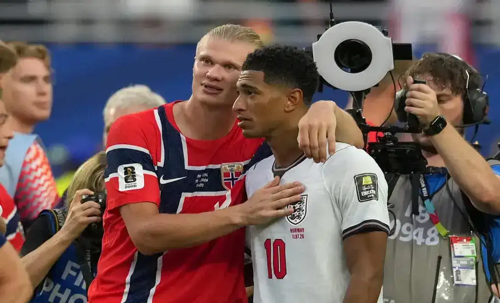 FOTOGRAFÍA. MIAMI (ESTADO DE FLORIDA) ESTADOS UNIDOS DE AMÉRICA, EEUU, 11 DE JULIO DE 2026. Erling Braut Haaland (Erling Haaland) (i), de Noruega, abraza a Jude Bellingham, de Inglaterra, al final del partido de cuartos de final del Mundial de la FIFA 2026 entre Noruega e Inglaterra en el estadio Hard Rock en Miami (Estado de Florida) Estados Unidos de América, EEUU. Efe
